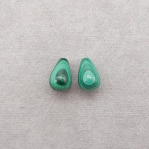Natuurlijke malachietdruppel edelsteenoorbelkralen (bovenste helft geboord), uniek paar oorbellen voor sieraden maken, 12 x 8 mm, 3,1 g - SS4651