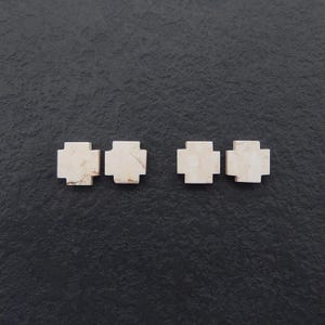 2 paires de cabochons en pierre de howlite sculptée en forme de croix (peuvent être percées), fabrication de bijoux DIY, 11 x 11 x 3 mm, 3,9 g - E29680