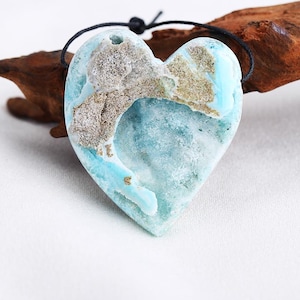 Ciondolo a forma di cuore in emimorfite naturale intagliato con pietra preziosa a forma di drusa, popolare ciondolo forato per la creazione di gioielli fai da te, 50x42x15 mm, 45 g.