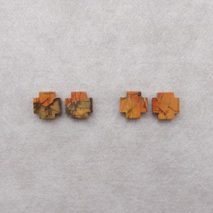 2 PAIRES de cabochons en forme de croix de jaspe Picasso multicolore sculpté (peuvent être percés), Paire de cabochons uniques, 9 x 3 mm, 2,2 g - E16776