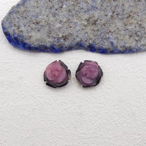 Paire de cabochons sculptés en rubis naturel avec pierres précieuses (peuvent être percés), Paire de boucles d'oreilles en rubis populaires, création de bijoux à faire soi-même, 13 x 13 x 4 mm, 2 g - SS4028