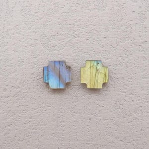 Paire de cabochons en forme de croix de labradorite flash sculptée (peut être percé), Fabrication de bijoux DIY, 9 x 3 mm, 1,3 g - E29915