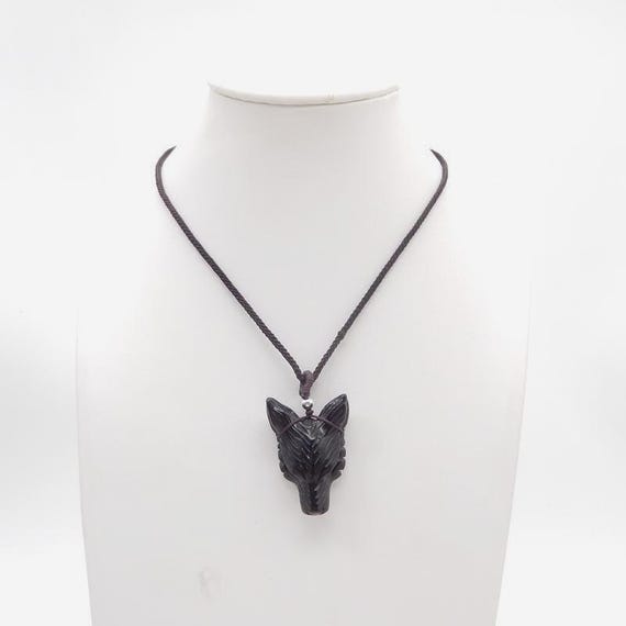 Collana con amuleto totem dello spirito del lupo in osso intagliato a