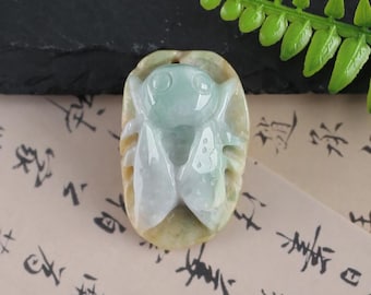 彫刻された翡翠の蝉ペンダント：天然石のお守り - Etsy 日本
