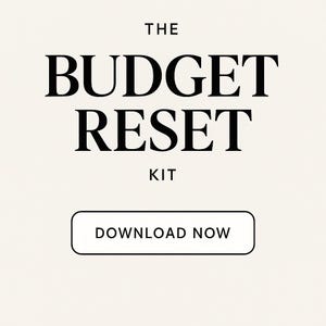 Könnte beinhalten: Cremefarbene Grafik mit dem Text "THE BUDGET RESET KIT" in fetter, schwarzer Serifenschrift. Darunter ein weißer Button mit den Worten "DOWNLOAD NOW" in einer serifenlosen Schrift.