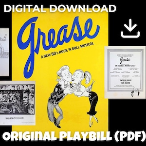 Puede incluir: Una descarga digital del programa de "Grease". La portada es amarilla con la palabra "Grease" en escritura azul. Una pareja de dibujos animados se besa. También está presente el texto "A New 50's Rock 'N Roll Musical". Se incluyen imágenes y texto adicionales.