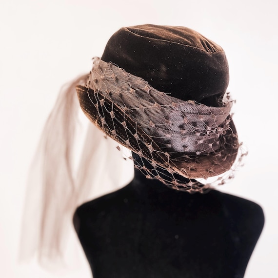 Vintage 1940s 50s Lord & Taylor Brown Velvet Hat With Veil  display picture 1