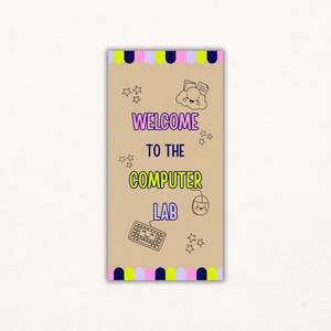 Puede incluir: Un letrero rectangular con el texto "WELCOME TO THE COMPUTER LAB" en morado, azul y amarillo. El letrero tiene un fondo beige con gráficos de dibujos animados de una nube, un teclado, un ratón y estrellas. Los bordes superior e inferior tienen un borde colorido.