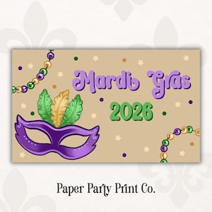 Op de afbeelding: Een rechthoekig ontwerp met een paars Mardi Gras-masker, groene en gouden veren en kralenkettingen. De woorden "Mardi Gras 2026" zijn in paars en groen. Het ontwerp staat op een bruin achtergrond met sterren en de tekst "Paper Party Print Co."
