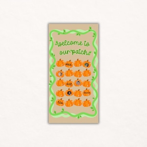 Może przedstawiać: Prostokątny znak z beżowym tłem, zieloną obwódką z winorośli i słowami "welcome to our patch" w kolorze zielonym. Poniżej rzędy pomarańczowych dyni, każda z imieniem i małym zdjęciem.