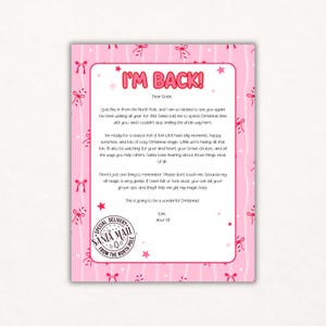 Puede incluir: Una carta rosa con el texto "I'M BACK!" en rojo, decorada con lazos y estrellas. La carta es de un elfo, prometiendo diversión y magia para la temporada navideña. Un sello "Special Delivery Santa Mail" está en la parte inferior.
