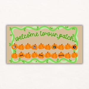 Puede incluir: Un letrero rectangular con las palabras "welcome to our patch" en escritura verde. El letrero presenta un fondo marrón claro con un borde de vid verde y calabazas naranjas con fotos y nombres.