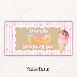 Puede incluir: Un letrero rectangular con fondo de rayas rosas y blancas con chispas de colores. El centro tiene un marco festoneado color canela con el texto Emma's TWO scoops of fun. La palabra TWO tiene textura de cono de barquillo y un helado a la derecha.