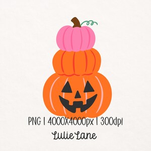 Può includere: Un'illustrazione digitale di una pila di tre zucche. La zucca in alto è rosa con un picciolo marrone e un viticcio verde. Le zucche centrale e inferiore sono arancioni, con quella inferiore che presenta un volto nero da jack-o'-lantern. Testo: PNG | 4000x4000px | 300dpi | Lulie Lane.