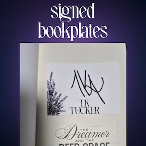 Puede incluir: Un ex libris firmado con una ilustración de una ramita de lavanda y la firma del autor. El ex libris está colocado dentro de un libro titulado "The Dreamer and the Deep Grace". El texto "signed bookplates" está en la parte superior.
