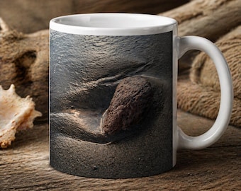 Tazza da caffè con motivo "Ocean Flow", tazza con texture di sabbia costiera, tazza minimalista con fotografia di spiaggia, regalo a tema oceano tranquillo, tazza unica con motivo naturale