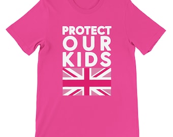 Puede incluir: Una camiseta rosa brillante con las palabras "PROTECT OUR KIDS" en letras blancas. Debajo del texto hay un diseño de la bandera de la Union Jack en rosa y blanco. La camiseta es de material suave y tiene mangas cortas.