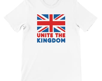 Puede incluir: Camiseta blanca con la bandera de la Union Jack en rojo, blanco y azul. El texto "UNITE THE KINGDOM" está impreso debajo de la bandera en azul y rojo. La camiseta tiene cuello redondo y mangas cortas.
