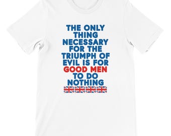 Puede incluir: Camiseta blanca con texto azul y rojo: "LO ÚNICO NECESARIO PARA EL TRIUNFO DEL MAL ES QUE LOS HOMBRES BUENOS NO HAGAN NADA". Una fila de banderas de la Union Jack en la parte inferior.