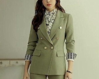 Traje de mujer verde salvia: chaqueta y pantalón cruzados de corte ajustado.
