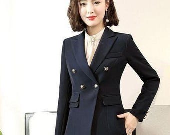 Traje negro cruzado para mujer: chaqueta y pantalón de corte ajustado.