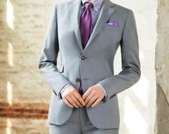 Traje de mujer de corte ajustado: blazer y pantalón grises a medida.