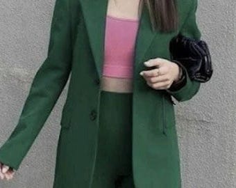 Conjunto de traje formal para mujer: blazer verde con pantalón a juego.