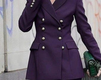 Traje cruzado de mujer: chaqueta morada con pantalón a juego.