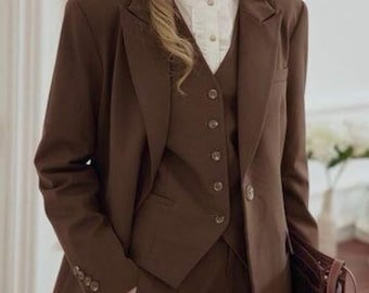 Traje de mujer color marrón camel, corte ajustado de tres piezas (blazer, chaleco, pantalón)