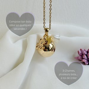 Könnte beinhalten: Goldfarbene Halskette mit rundem Anhänger, kleinem Teddybär-Anhänger und Herz-Anhänger. Die Halskette hängt an einer goldenen Kette. Der Text im Bild lautet: "Compose ton bola idéal en quelques secondes !" und "3 Chaines, plusieurs bola... à toi de créer."