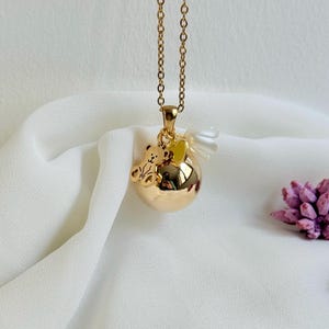 Collier bola grossesse doré petit ourson cœur et fleur blanche – bola musical apaisant, bijou maternité, cadeau future maman baby shower
