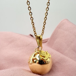 Sea-themed pregnancy bola