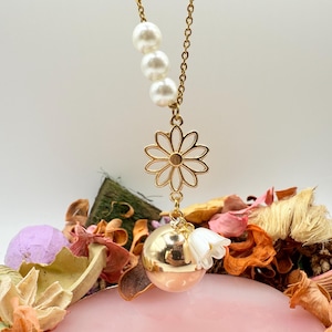 Flower pregnancy bola with pearly beads