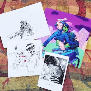 Puede incluir: Una colección de grabados artísticos con ilustraciones de personajes de dibujos animados. Los grabados incluyen una imagen colorida de dos personajes abrazándose, y varios bocetos en blanco y negro. Un boceto tiene el texto "firefly". Otro tiene el texto "One Percent".