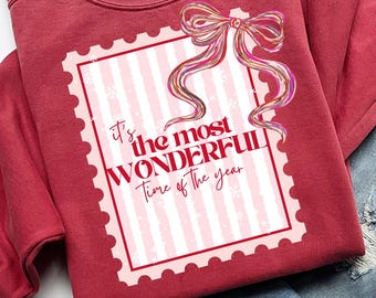 Timbre-poste de Noël coquette PNG, c'est la plus belle période de l'année Png, pull de Noël preppy avec noeud peint Png, png tendance