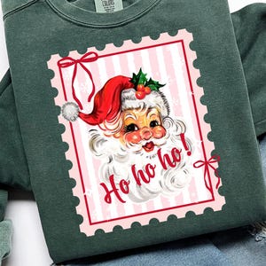 Sello postal retro de Santa Claus coqueto PNG, PNG navideño de moda, diseño de suéter navideño de Santa Claus vintage, diseño de sublimación Ho ho ho con lazos