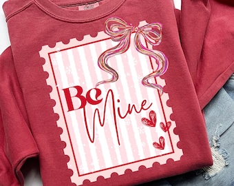 Sello postal de San Valentín coqueto PNG, Corazón de San Valentín "Sé mío" PNG, Camiseta de San Valentín con lazo pintado estilo preppy PNG, Día de San Valentín de moda PNG