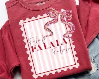 Sello postal navideño Coquette PNG, Fa La La moderno PNG, Suéter navideño con lazo pintado Preppy PNG, Moderno PNG, Navidad moderna PNG