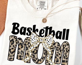 PNG de mamá de baloncesto, PNG de mamá de baloncesto con estampado de leopardo, diseño PNG de camiseta de mamá de baloncesto, diseño de sublimación de mamá de baloncesto coqueta