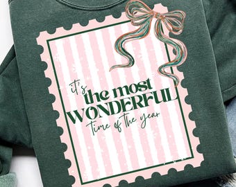 Timbre-poste de Noël coquette PNG, c'est la plus belle période de l'année Png, pull de Noël noeud peint preppy Png, Noël girly