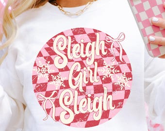 Chica con trineo retro, diseño de camiseta navideña a cuadros desgastados, divertido diseño de sublimación navideña, diseño PNG de moda para mamá