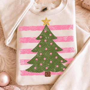 Árbol de Navidad de lunares PNG, diseño de sublimación navideña a rayas de moda, pincelada preppy PNG, diseño de camiseta navideña