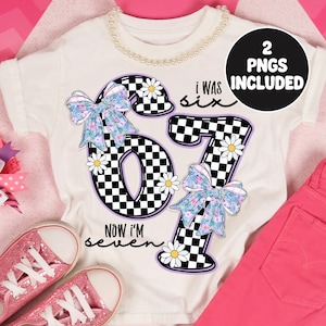 Peut inclure: T-shirt cr&egrave;me avec un grand motif "67" &agrave; carreaux noirs et blancs, orn&eacute; de n&oelig;uds floraux et de marguerites. Le texte "I WAS six" et "NOW I'M seven" est &eacute;galement visible. Des baskets roses &agrave; paillettes et un pantalon rose sont &eacute;galement dans l'image.