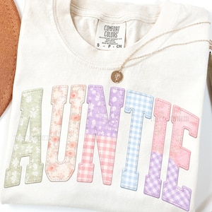 Tía con acolchado falso (PNG), diseño de sublimación de abuela con patchwork, diseño de camiseta de tía con bordado falso, camiseta universitaria (PNG), regalo DIY para tía