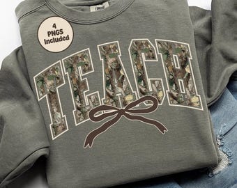 Camo Teach Png, Realistyczny kamuflaż sublimacyjny dla nauczyciela uniwersyteckiego, Modny projekt PNG dla nauczyciela, Projekt koszulki Bookish, Coquette Teach PNG