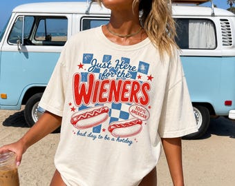 Diseño PNG moderno de "Mal día para ser un perrito caliente", diseño retro de camiseta "Solo estoy aquí por las salchichas", diseño preppy de sublimación para el 4 de julio
