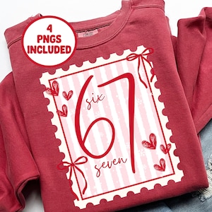 Könnte beinhalten: Ein weinrotes Sweatshirt mit einem großen rot-weißen Stempeldesign. Der Stempel zeigt die Zahl "67" und die Wörter "six" und "seven" in Rot. Das Design umfasst Herzen und Schleifen. Die Worte "4 PNGS INCLUDED" stehen in einem Kreis.