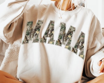 Mamá cazadora PNG, diseño de sublimación de camuflaje de mamá universitaria, diseño PNG de moda para mamá, diseño de camiseta desgastada de esposa cazadora, mamá del condado PNG