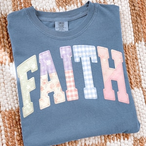 Tro png, faux quiltad religiös skjorta png, broderad kristen sublimeringsdesign, universitetstro png, preppy cottagecore andlig png