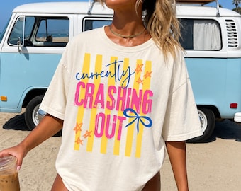 PNG rayado de "Actually Crashing Out", diseño de sublimación con cita divertida, diseño de camiseta divertida y coqueta, humor adulto preppy PNG, diseño PNG de moda